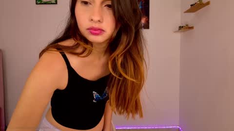 Snapshot of emma_hg1 chatting on 02.24.25 the girl of your dreams online show from 02.24.25
