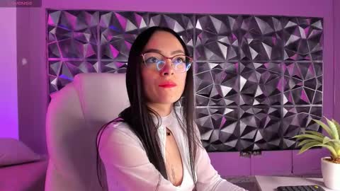 Snapshot of emma_kovich chatting on 11.17.25 emma online show from 11.17.25