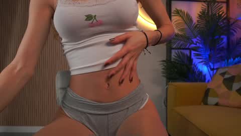 Snapshot of emma_land chatting on 10.31.25 online show from 10.31.25