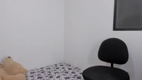 Snapshot of emma_lean chatting on 05.23.26 whises lits online show from 05.23.26