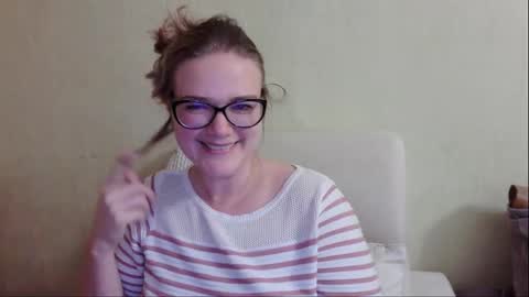 Snapshot of emma_misty_ chatting on 10.16.25 emma_misty_ online show from 10.16.25