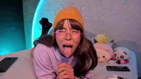 Snapshot of emma_nakamura chatting on 03.01.25 online show from 03.01.25