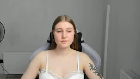 Snapshot of emma_sweettyy chatting on 06.18.26 Emma online show from 06.18.26