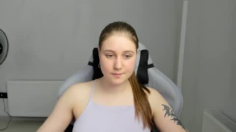 Snapshot of emma_sweettyy chatting on 06.19.26 Emma online show from 06.19.26