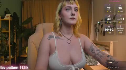 Snapshot of emma_thomps chatting on 04.30.26 Rose online show from 04.30.26