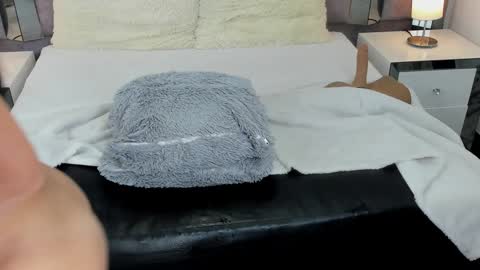 EMMA HILL online show from 02.08.25