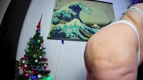 Snapshot of emmakros chatting on 12.20.24 emmakros online show from 12.20.24