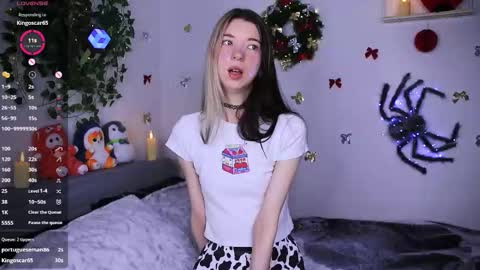 Snapshot of emmie_everly chatting on 12.20.25 emmie_everly online show from 12.20.25