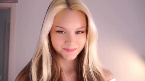 Snapshot of emmiemurray chatting on 09.10.25 Aurora online show from 09.10.25