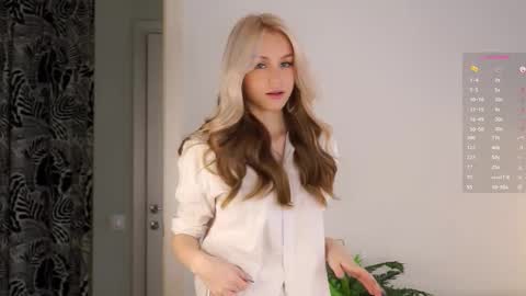 Snapshot of emmiemurray chatting on 10.05.25 Aurora online show from 10.05.25