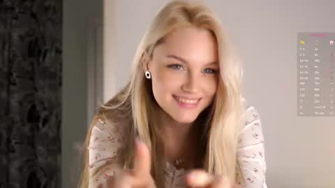 Snapshot of emmiemurray chatting on 10.07.25 Aurora online show from 10.07.25
