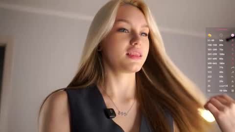Snapshot of emmiemurray chatting on 10.15.25 Aurora online show from 10.15.25