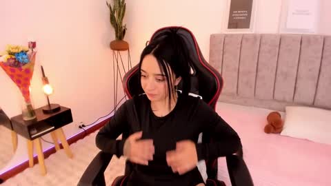 Emmy Evans  online show from 03.10.25