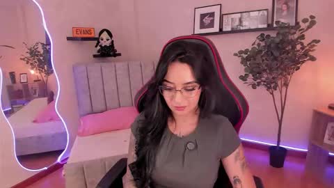 Emmy Evans  online show from 09.10.25