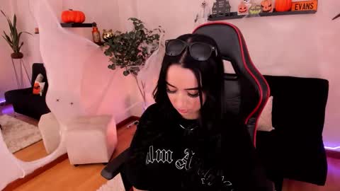 Emmy Evans  online show from 10.20.25