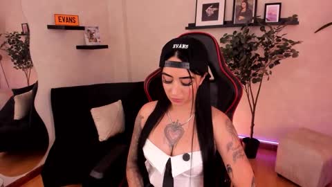 Emmy Evans  online show from 11.04.25