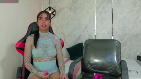 Snapshot of emy_0 chatting on 04.24.26 Emy online show from 04.24.26