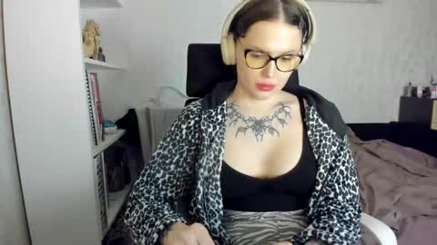 Snapshot of emydeliro chatting on 04.18.26 emydeliro online show from 04.18.26
