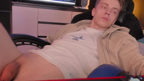 Snapshot of enkeer chatting on 01.07.25 Enker online show from 01.07.25