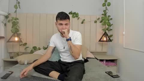 Snapshot of enzo_rivas chatting on 10.29.25 ENZO online show from 10.29.25