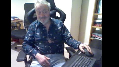 Snapshot of erasmus_d chatting on 12.21.24 erasmus_d online show from 12.21.24