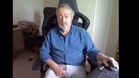 Snapshot of erasmus_d chatting on 02.04.25 erasmus_d online show from 02.04.25