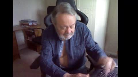 Snapshot of erasmus_d chatting on 10.21.25 erasmus_d online show from 10.21.25