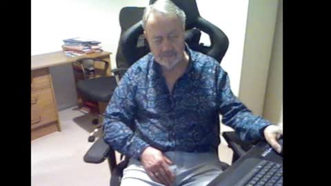 Snapshot of erasmus_d chatting on 10.27.25 erasmus_d online show from 10.27.25