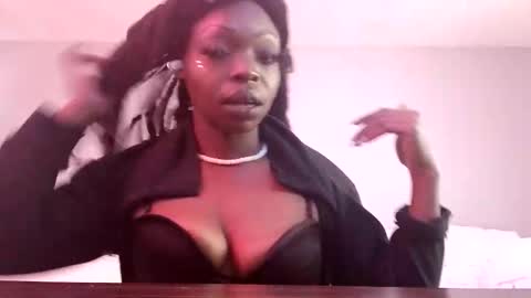 Snapshot of eroticqueen4093 chatting on 10.30.25 HotQueen online show from 10.30.25