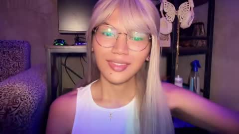 Snapshot of esilchan chatting on 04.26.26 Chelliane online show from 04.26.26