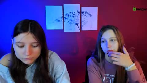 Snapshot of esme_moore_ chatting on 10.17.25 esme_moore_ online show from 10.17.25