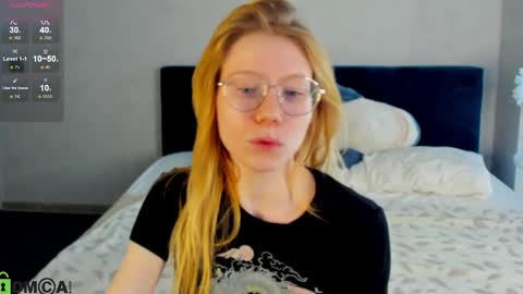 Snapshot of esme_runn chatting on 05.21.26 Esme Runn online show from 05.21.26