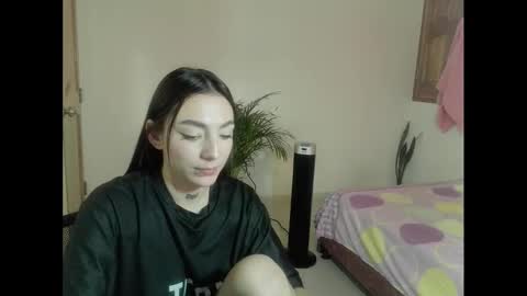 Snapshot of estefa1 chatting on 09.30.25 estefa1 online show from 09.30.25