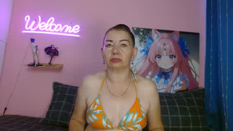 Snapshot of estefania_344 chatting on 10.11.25 estefania_344 online show from 10.11.25