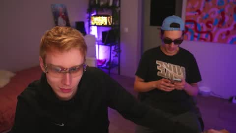 Snapshot of esthetics_boys chatting on 09.15.25 LOUIS online show from 09.15.25