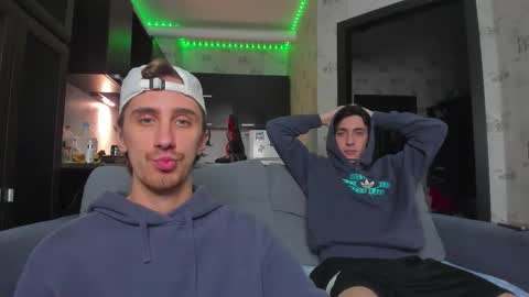 Snapshot of esthetics_boys chatting on 09.18.25 LOUIS online show from 09.18.25