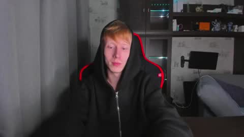 Snapshot of esthetics_boys chatting on 10.01.25 LOUIS online show from 10.01.25