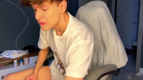 Snapshot of estremecerse chatting on 12.28.24 Alex online show from 12.28.24