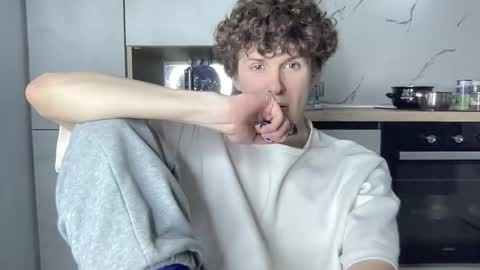 Snapshot of estremecerse chatting on 02.25.26 Alex online show from 02.25.26