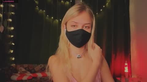 Snapshot of eternalophelia chatting on 01.12.26 Sophia online show from 01.12.26