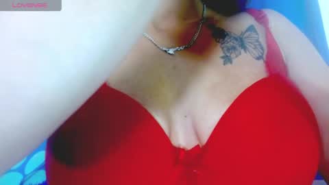 Snapshot of eva_hoot1 chatting on 04.27.26 EVA online show from 04.27.26