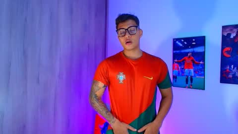 Snapshot of evan_greey chatting on 10.16.25 EVAN GREY online show from 10.16.25