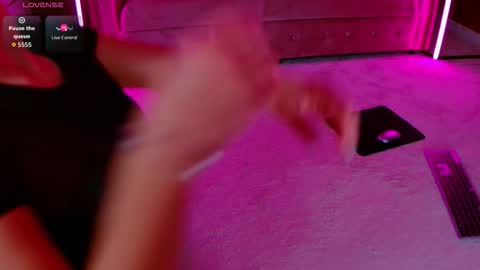 Snapshot of evanew_ chatting on 09.19.25 Eva online show from 09.19.25