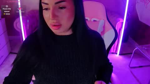 Snapshot of evanew_ chatting on 10.05.25 Eva online show from 10.05.25