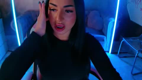 Snapshot of evanew_ chatting on 10.18.25 Eva online show from 10.18.25