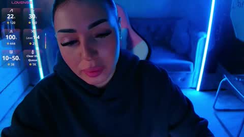 Snapshot of evanew_ chatting on 11.09.25 Eva online show from 11.09.25