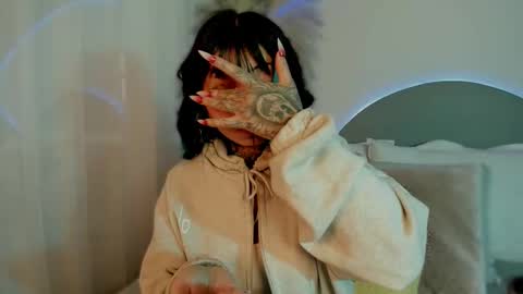 Snapshot of evangeline_bell chatting on 10.08.25 Eva online show from 10.08.25