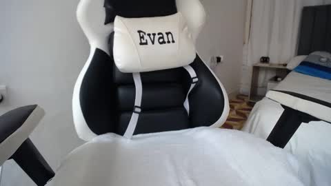 Snapshot of evans_king chatting on 01.02.25 Evan online show from 01.02.25