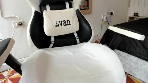 Snapshot of evans_king chatting on 03.08.25 Evan online show from 03.08.25