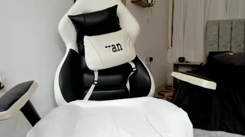 Snapshot of evans_king chatting on 09.27.25 Evan online show from 09.27.25